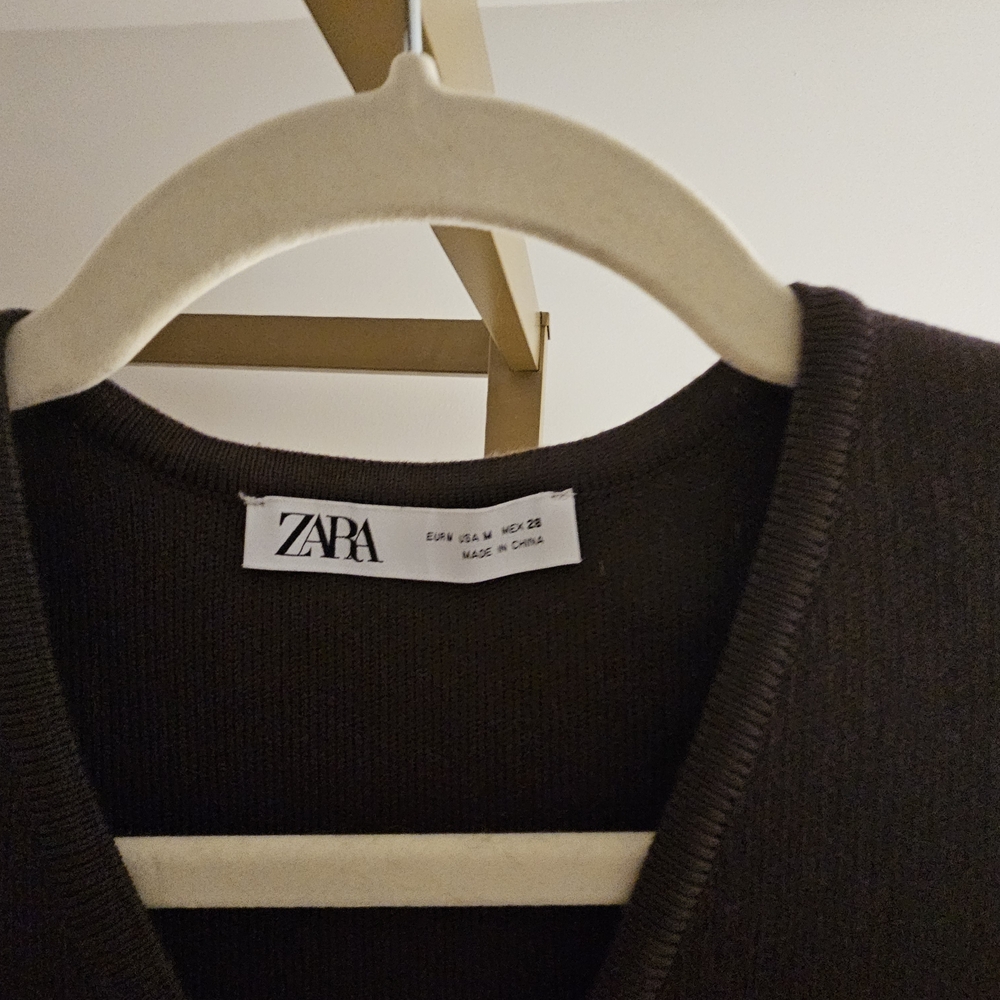 ✨ ZARA Basic Knit Gold Button Sleeveless Top – Size Medium ✨ - Picture 5 of 6
